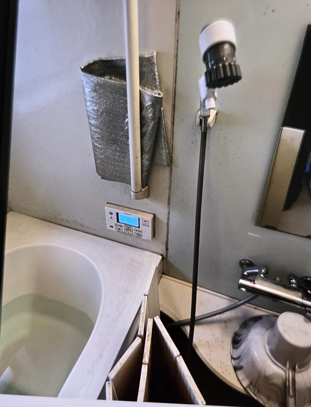 ダスキン作業前 壁とリモコン