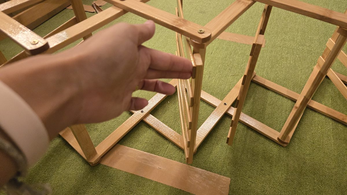 棚を手で起こしているところ