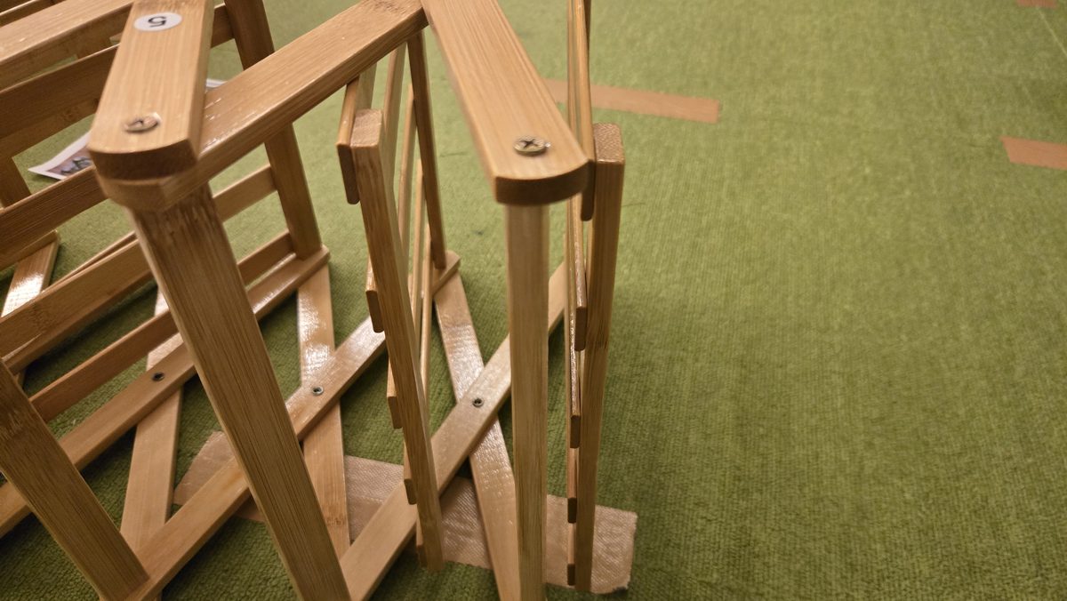 棚を起こしている途中のシューズラック
